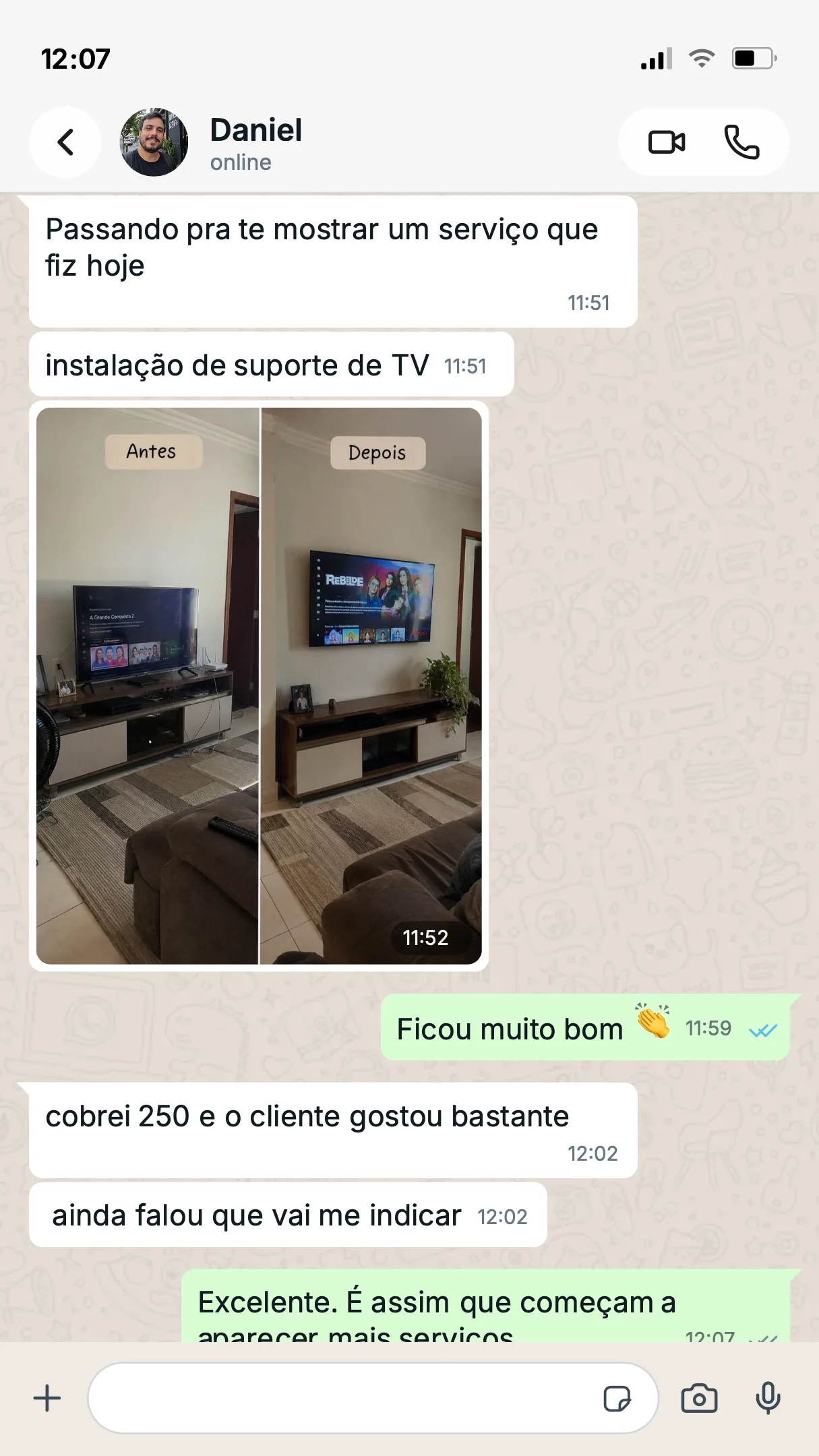 Conversa com Daniel mostrando antes e depois da instalação de um suporte de TV.